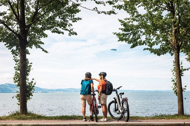 Giebelbach Aussichtspunkt mit Zeppelin im Hintergrund