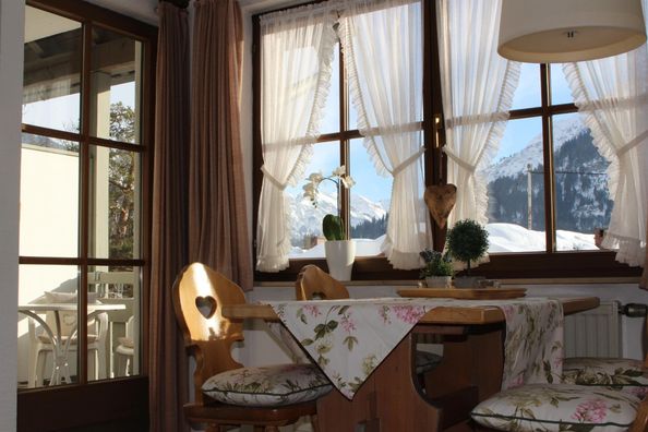 Wohnzimmer mit Esstisch