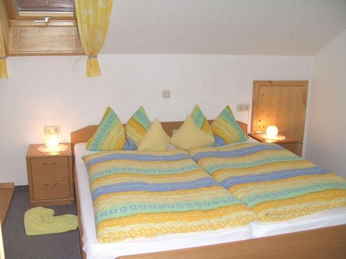 Schlafzimmer mit Dachfenster