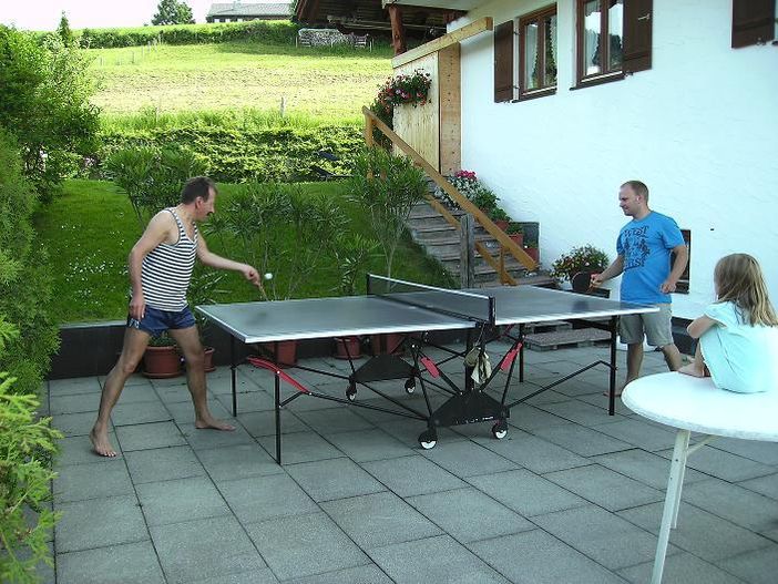 Tischtennis spielen auf der Terrasse