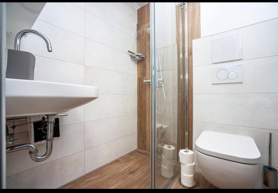 Badezimmer mit Dusche & WC