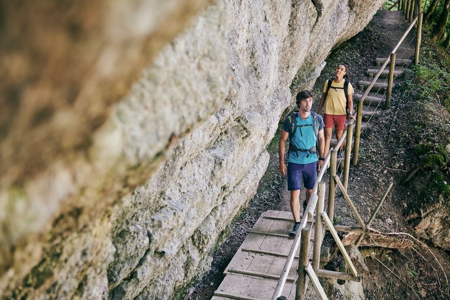 Wandern entlang des Wasserwanderwegs in Hittisau