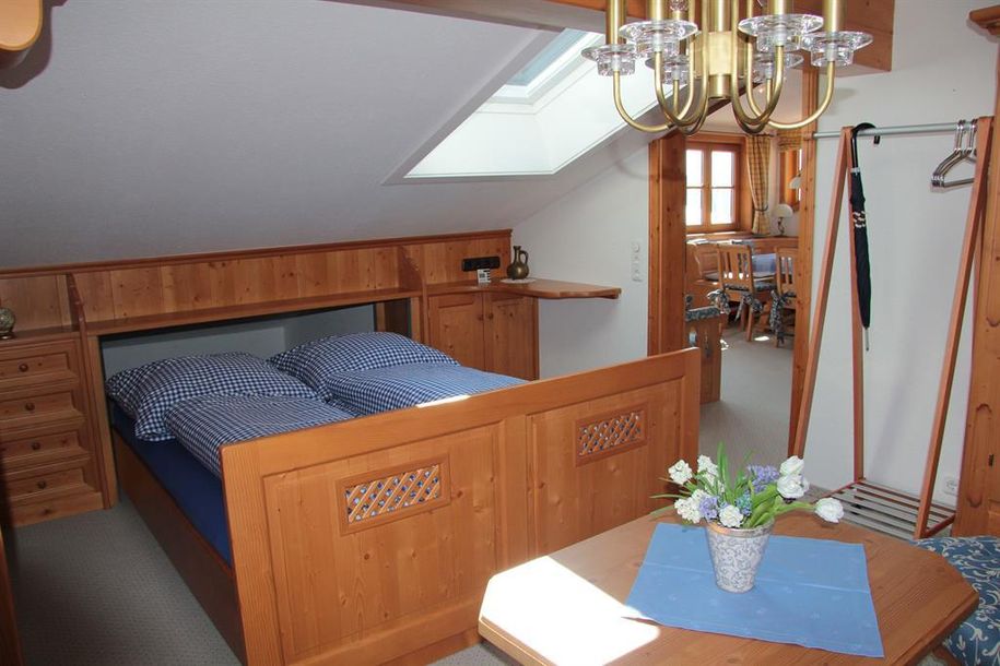 Schlafzimmer mit ausgezogenem Bett_email
