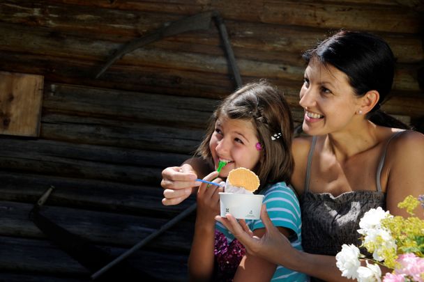 "Gutes vom Dorf" - Eis essen im Ofterschwanger Eisladen