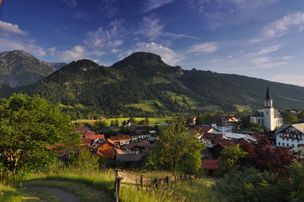 Mitten zwischen den Bergen der Allgäuer Hochalpen liegt Bad Hindelang - der ideale Ausgangspunkt zum Wandern, Klettern und Radfahren im Allgäu.