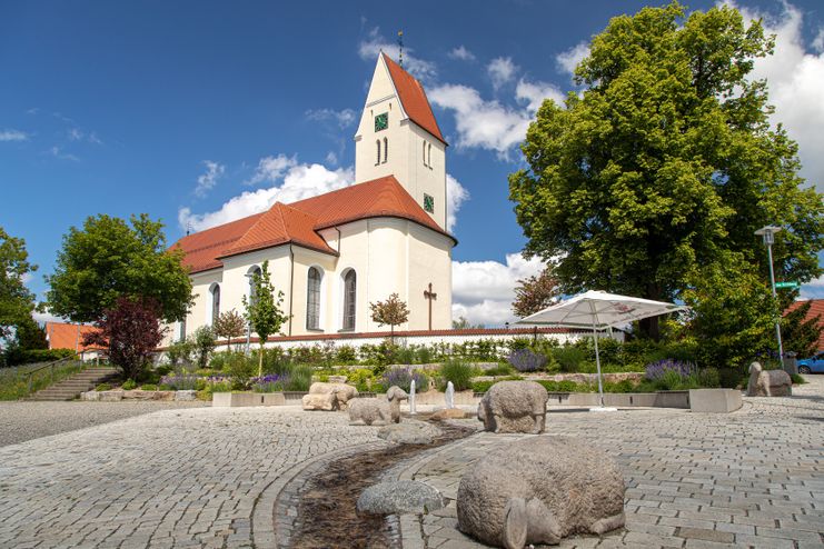 Kirche St. Ulrich mit Schafbrunnen