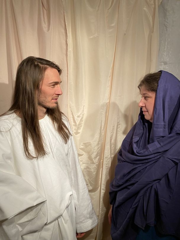 Jesus (Benedikt Hornung) und Maria, Mutter der Jünger Johannes und Jakobus, (Ulrike Propach)