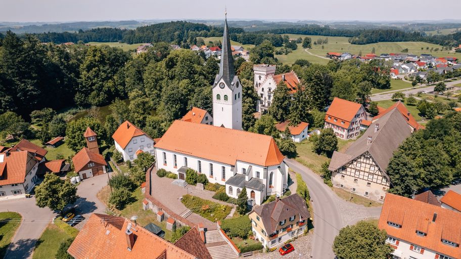 Ratzenried mit Blick auf die Pfarrkirche St. Georg
