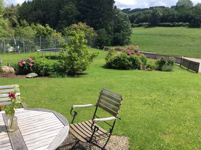 Großer Garten zum Spielen und Erholen