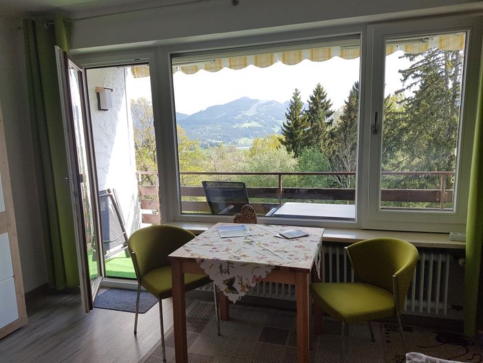 Eßbereich mit Blick auf die Berge und Grüntensee