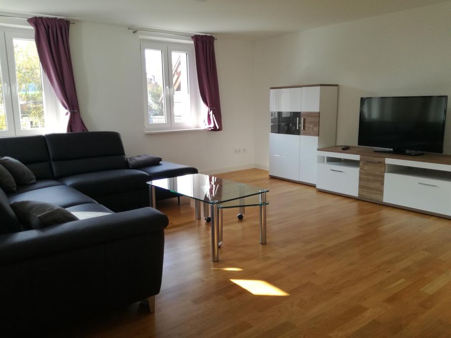 Wohnzimmer, Parkett, Ledersofa, Flat-TV