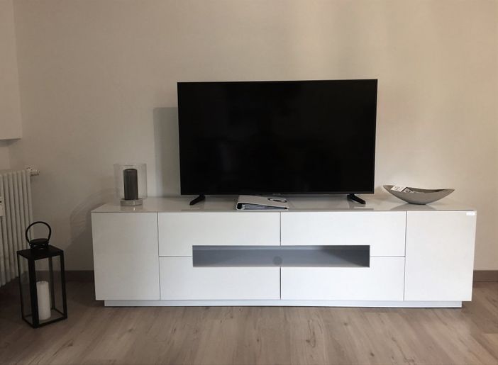 Sideboard mit 50-Zoll Smart TV