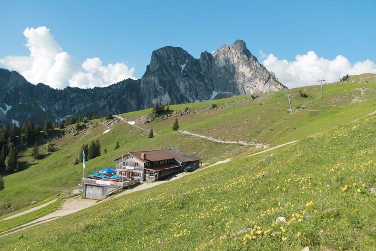 Die Hochalphütte mit Aggenstein im Hintergrund