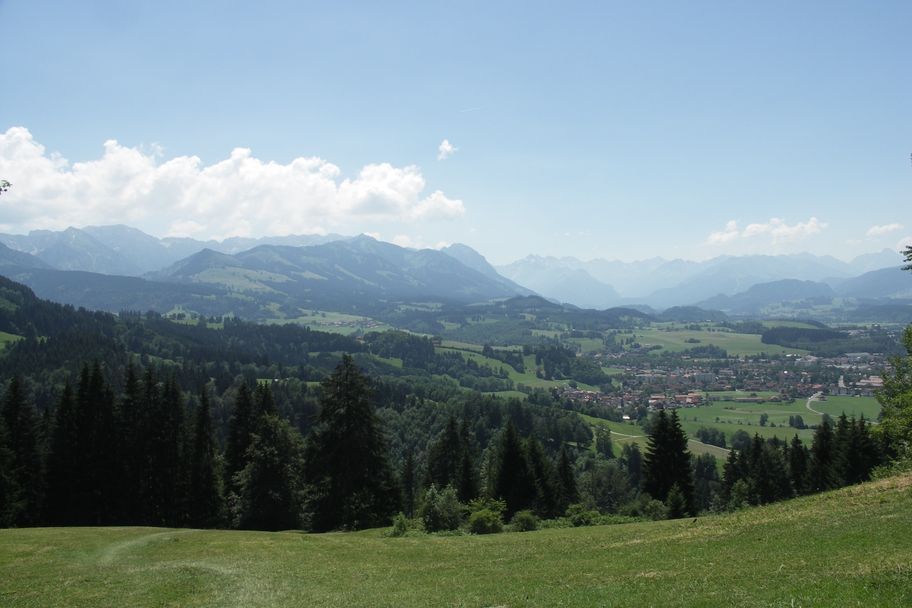 Ein Blick auf den Alpenhauptkamm mit Sonthofen.