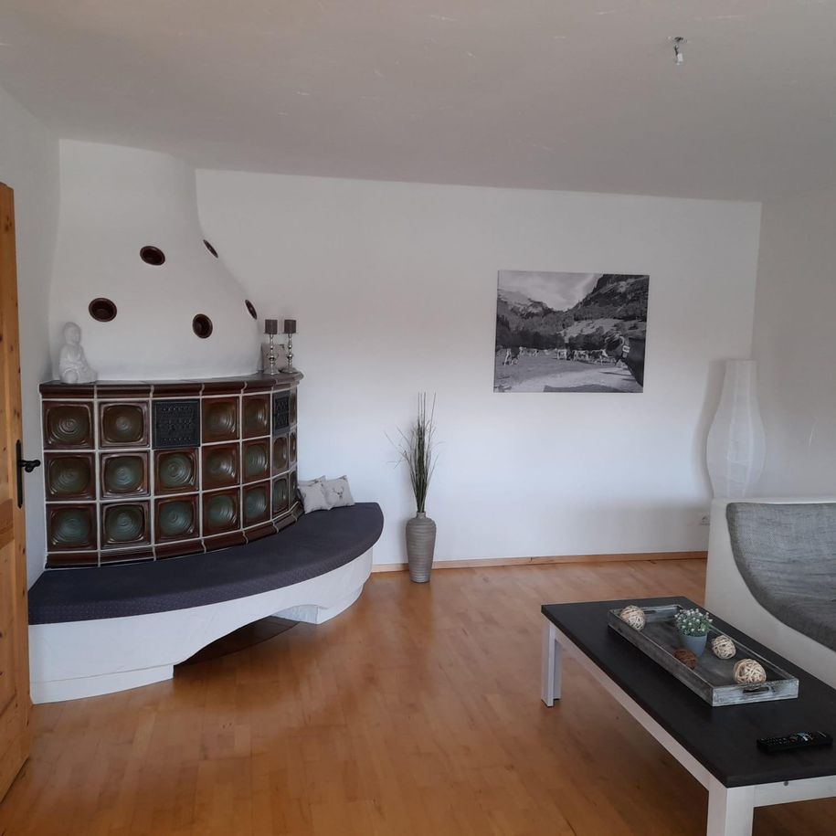 Wohnung "Rubihorn" | Kachelofen im Wohnzimmer