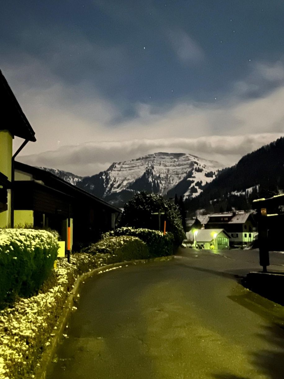 Hofeinfahrt mit Hochgratblick