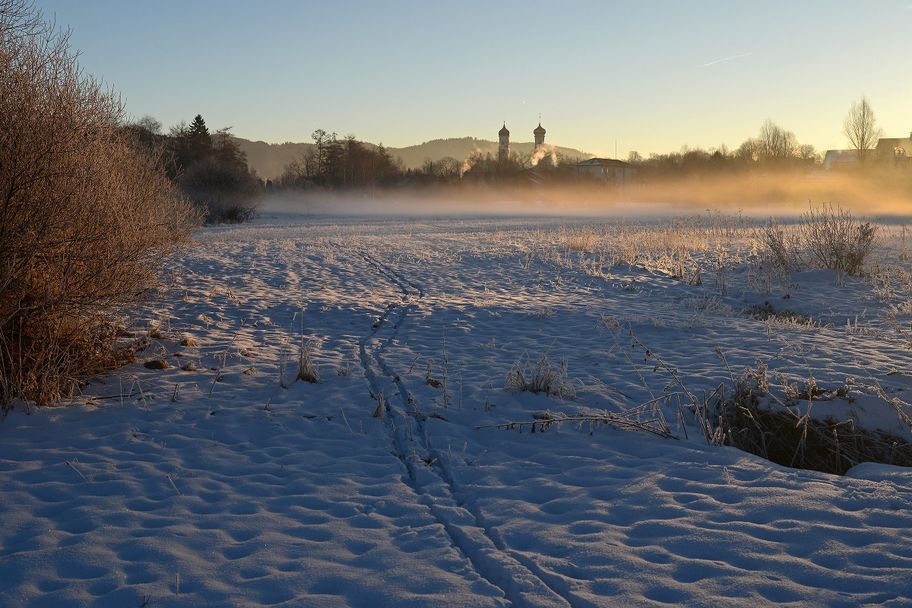 Wandern im Winter mit Blick auf die Isnyer Türme