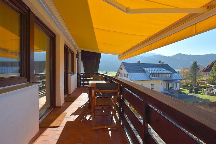 SW-Balkon mit elektrischer Markise