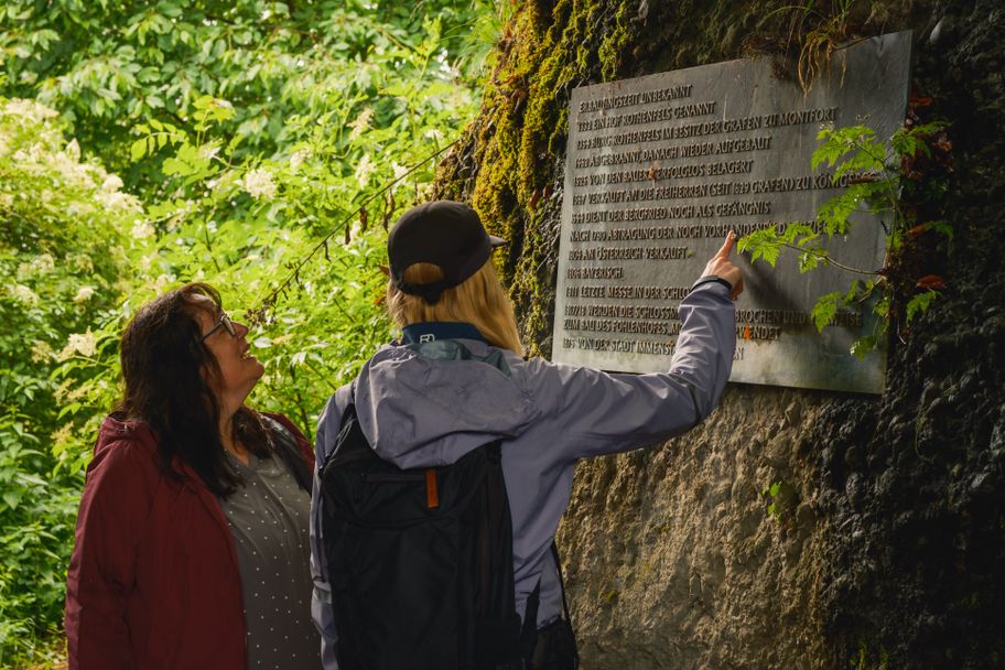 Infotafel an der Ruine Hugofels
