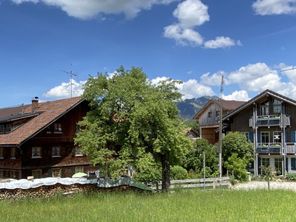 Ferienhof Stiefel: Bauernhaus (li) und Nebenhaus