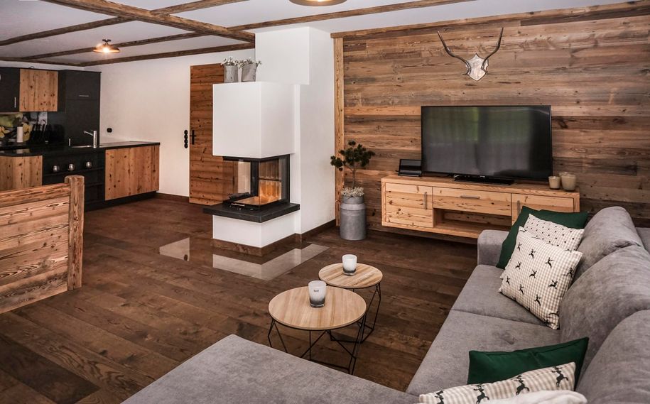 Bergveilchen-Wohnzimmer-mit-Kamin
