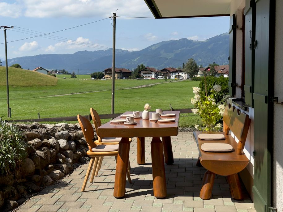 Terrasse mit Holzmöbeln im Sommer
