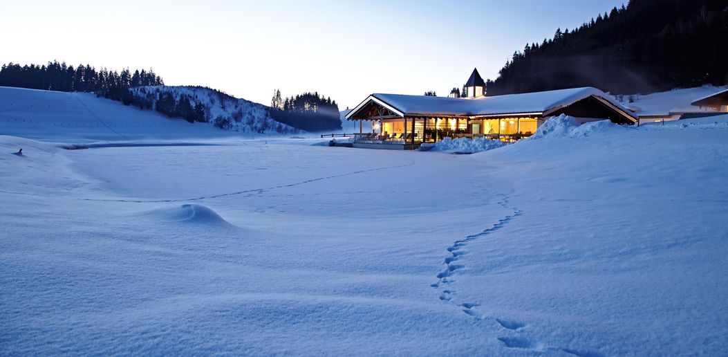 Haus am See im Winter