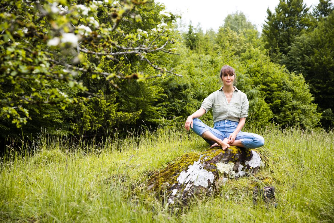 Frau  im Schneidersitz auf Felsen in der Natur ©Allgäu GmbH, Susanne Baade