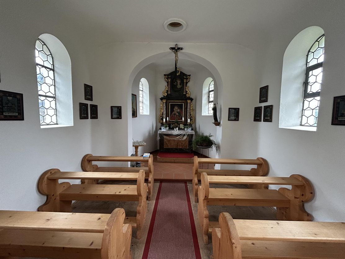 Wir werfen einen Blick in die Kapelle in Dietrichs