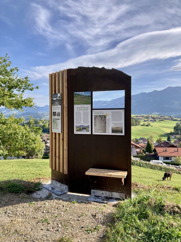 Goldene 8 - Infotafel am Wegesrand