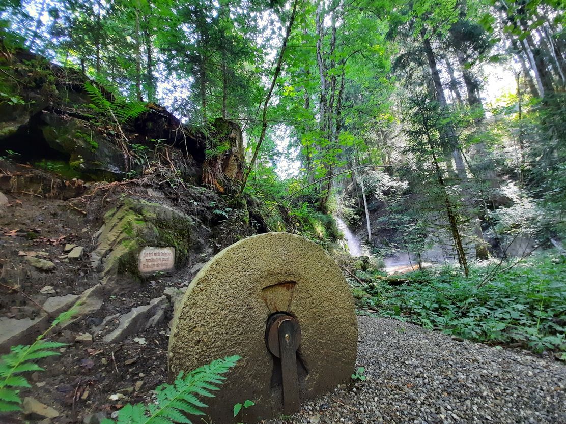 Mahlstein am Speckbach Wasserfall