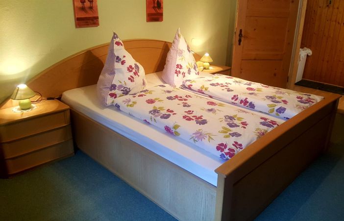 Schlafzimmer Doppelbett1