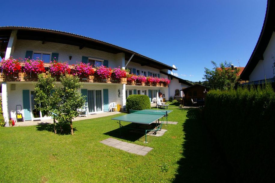 Garten mit Tischtennisplatte - Gästehaus Wiesenhof