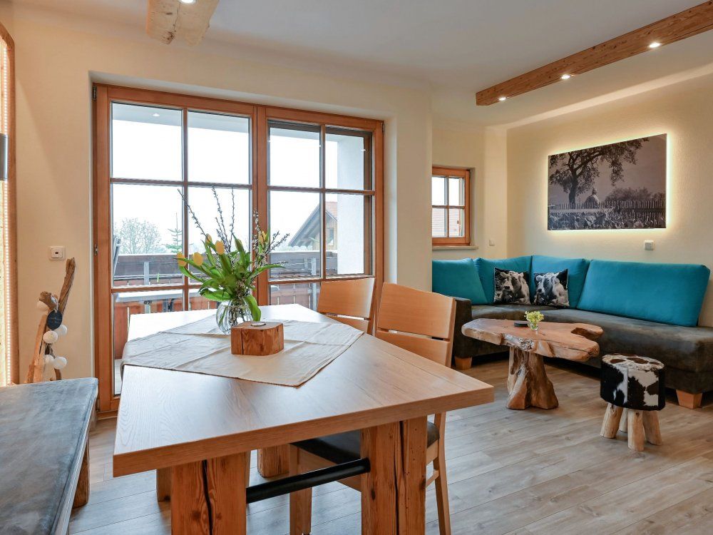 Berghof Kinker RoÃŸhaupten Seeblick Wohnzimmer mit KÃ¼chenzeile