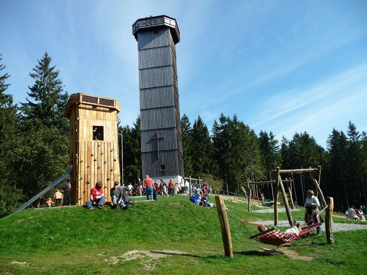 Gipfel Schwarzer Grat (1.118 m) mit Holz-Aussichtsturm und Familien-Spielplatz