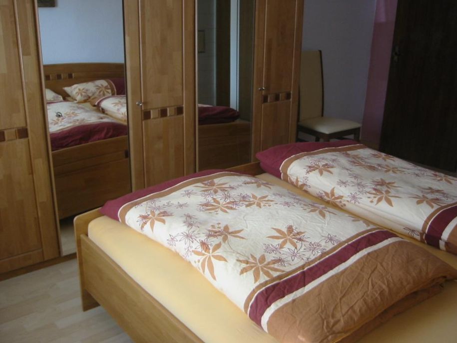 Schlafzimmer 1