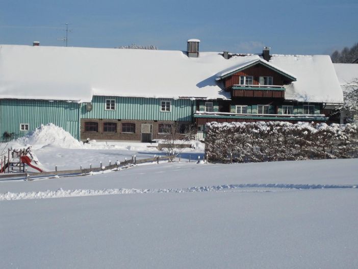 Ansicht von der Loipe zum Bauernhaus