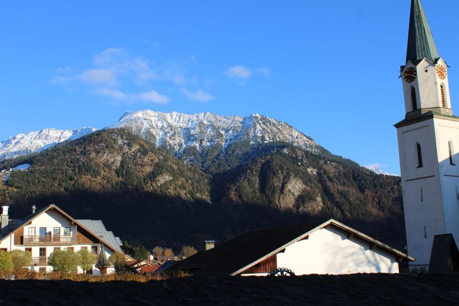 Blick auf Iseler mit Pfarrkirche
