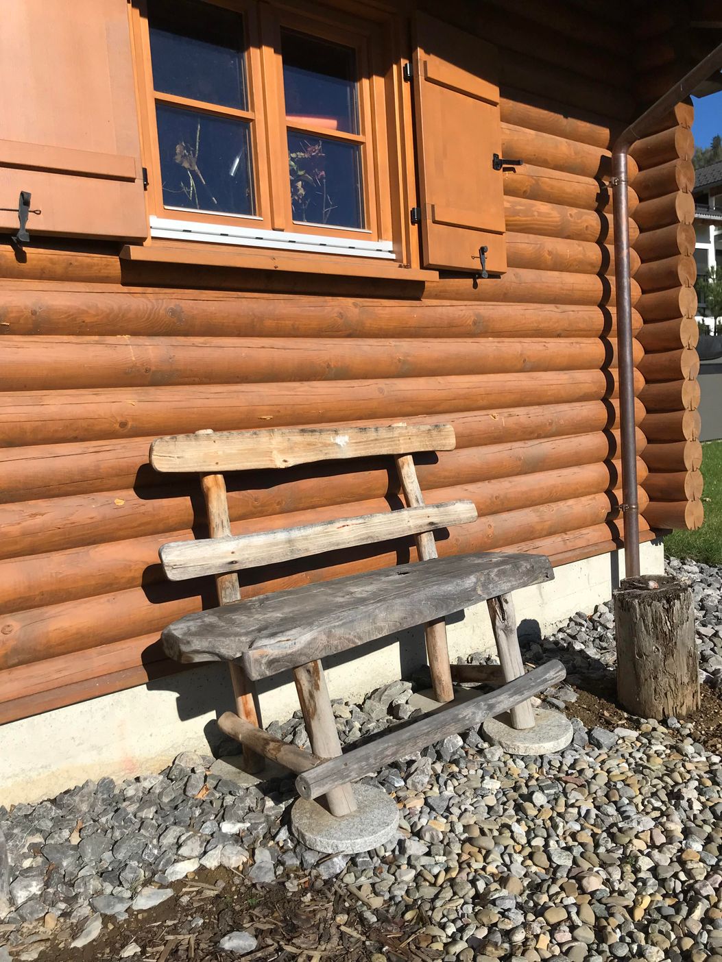 unsere Ruhebänkchen an der Sonnenseite