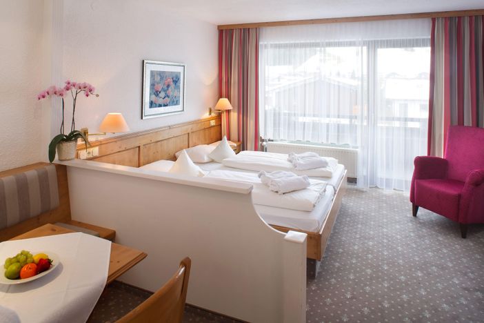 Ein Doppelzimmer mit Balkon und Essecke