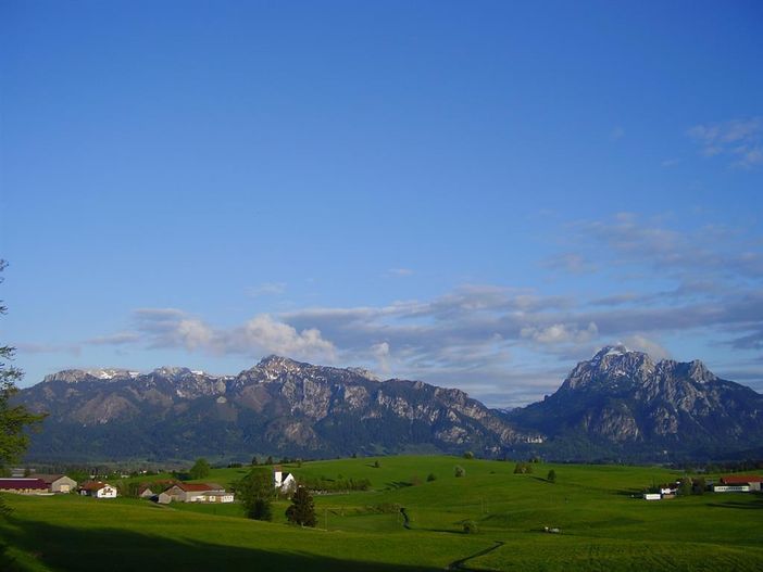 Unsere Bauernhof unterhalb der Berge