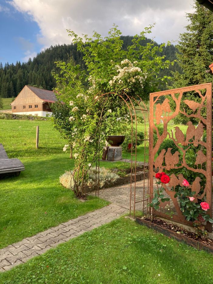 Garten mit Grill und Sonnenliege