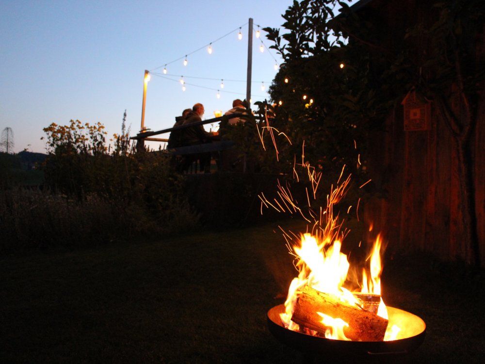 Sommerabend am Feuerplatz im Garten des Ferienhauses