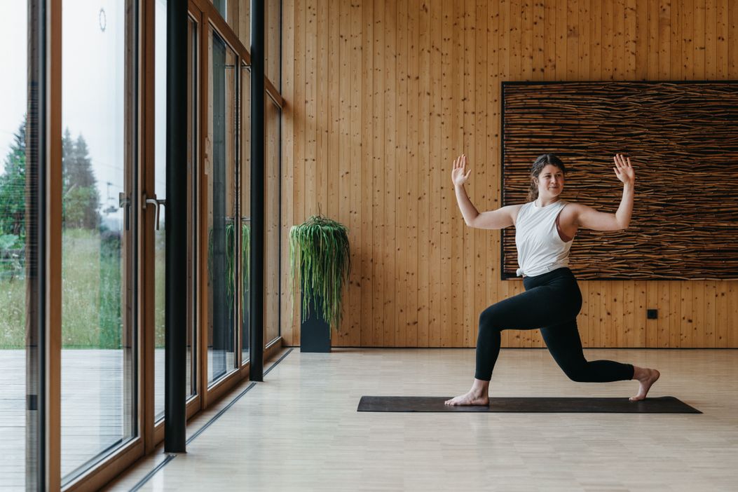 naturhotel_chesa_aktivprogramm_yoga_blick_nach_seite