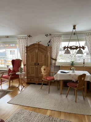 Unsere gemütliche Leseecke mit Bauernschrank
