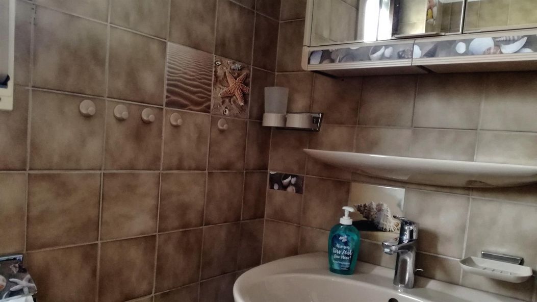 Bad mit Dusche und WC