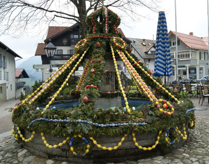 Osterbrunnen in Oberstraufen