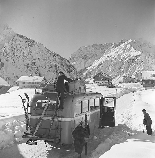 Postbus mit Leuten 1940