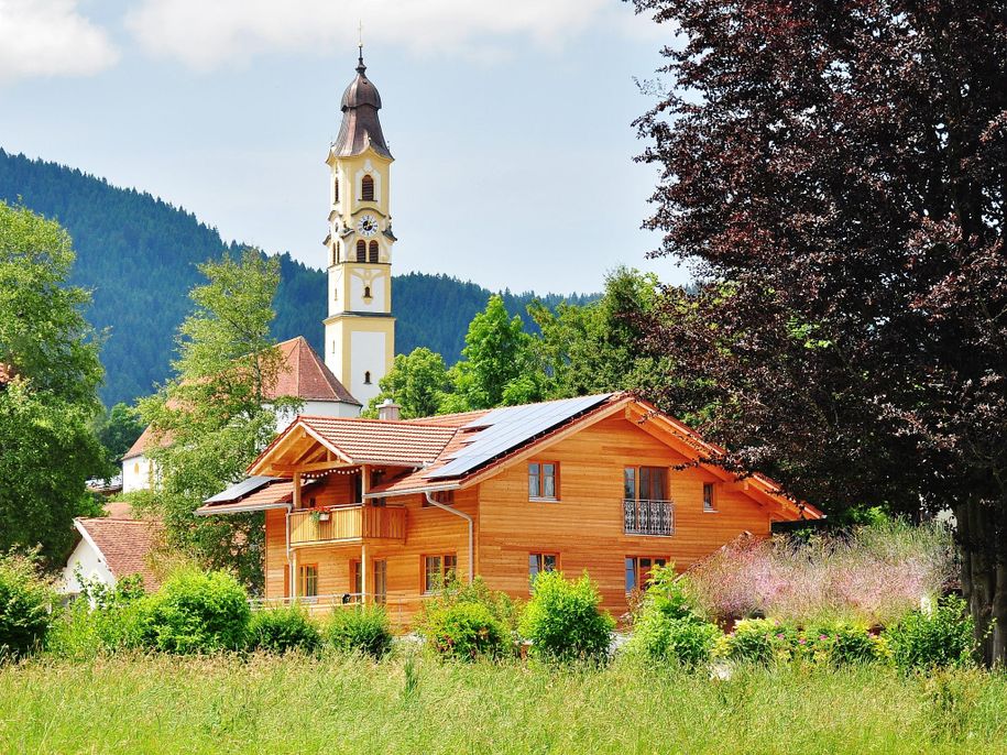 Haus SONNENAU von Osten mit Kirche St. Nikolaus