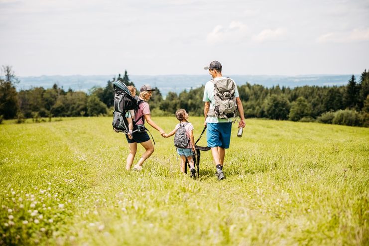 Familie auf dem Premiumspazierwanderweg Moor & Wurzeln